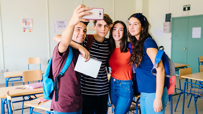 Estudiantes del colegio 2x1 Instituto Mercedes Lemus Zamora disfrutando de su aprendizaje